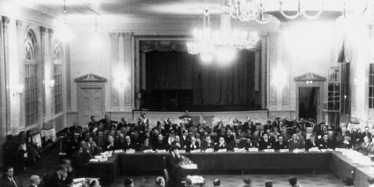 People gathered at Bretton Woods conference